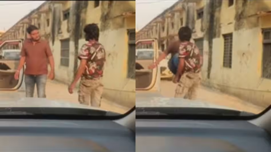 सैलरी मांगी तो भड़का ठेकेदार! सफाई कर्मचारी को लात मारने का VIDEO वायरल